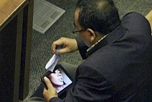 Indonésie: un député regarde un film porno en plein parlement